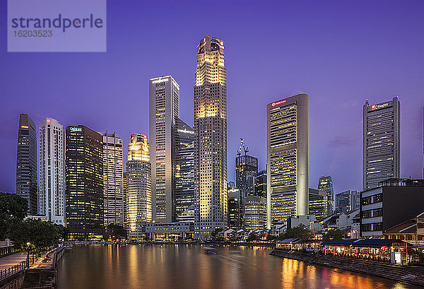 Uferpromenade und Skyline des Finanzviertels bei Nacht  Singapur