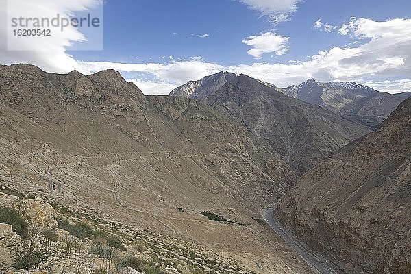 Blick auf den Fluss Spiti und das Tal  Nako  Himachal Pradesh  Indien  Asien