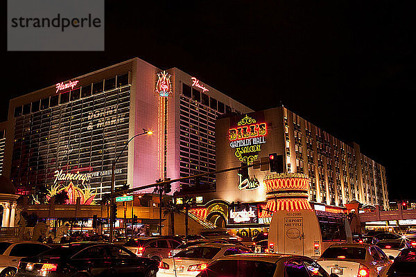 Der Verkehr bewegt sich an Geschäften und Kasinos auf dem Las Vegas Strip vorbei  Las Vegas  Nevada  USA