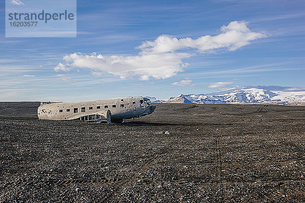 Verlassenes Wrack eines Flugzeugs der US-Marine (C-47 SkyTrain)  das 1973 zur Landung auf Solheimasandur  Island  gezwungen wurde
