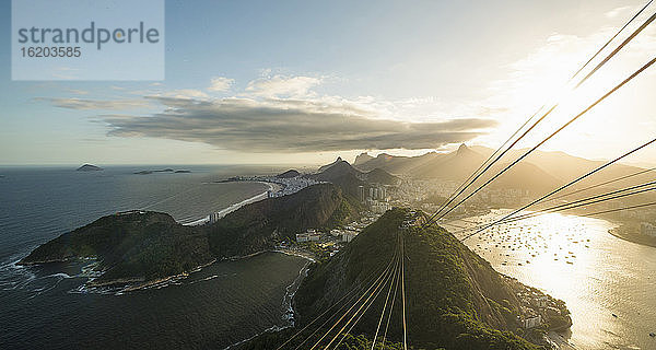 Blick vom Zuckerhut in der Abenddämmerung. Rio De Janeiro  Brasilien