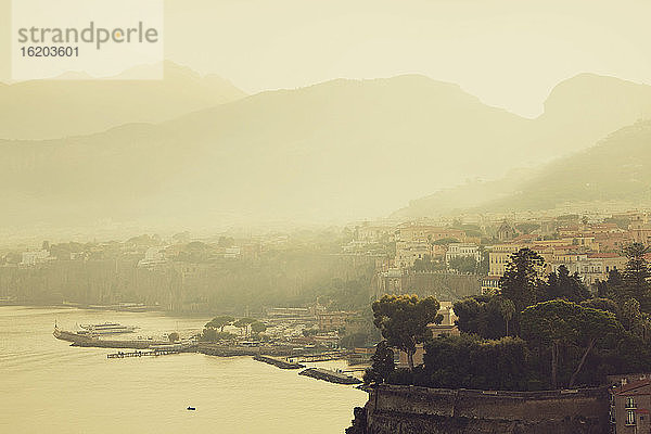 Nebliger Blick auf den Hafen in Richtung Neapel  Sorrento  Italien