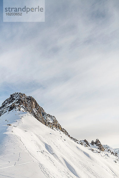 Blick auf einen Bergkamm  Warth  Vorarlberg  Österreich