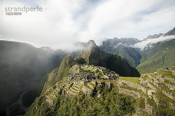 Entfernte Ansicht von Machu Picchu  Heiliges Tal  Peru  Südamerika