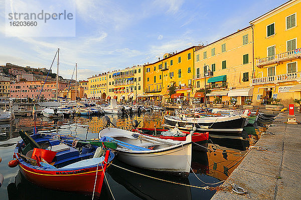 Fischerboote  Dorf Portoferraio  Insel Elba  Maremma  Toskana  Italien