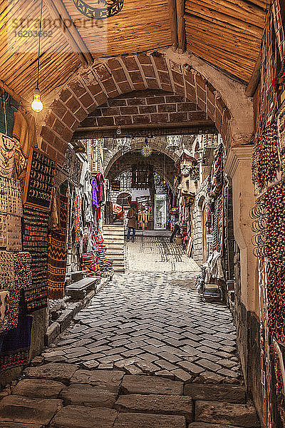 Gasse und Geschäfte  Mercado de Hechiceria (der Hexenmarkt)  La Paz  Bolivien  Südamerika