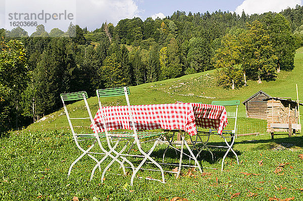 Tisch mit Tischtuch in ländlicher Landschaft