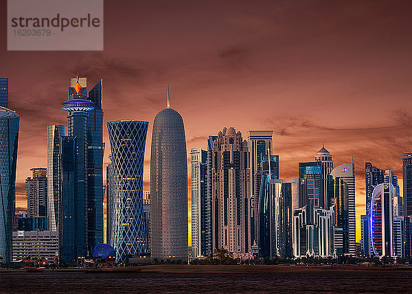 Skyline der Innenstadt mit rotem Himmel  Doha  Katar