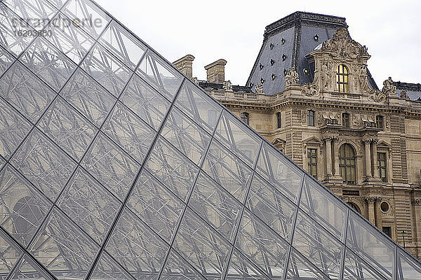 Pyramide  Louvre  Paris  Frankreich