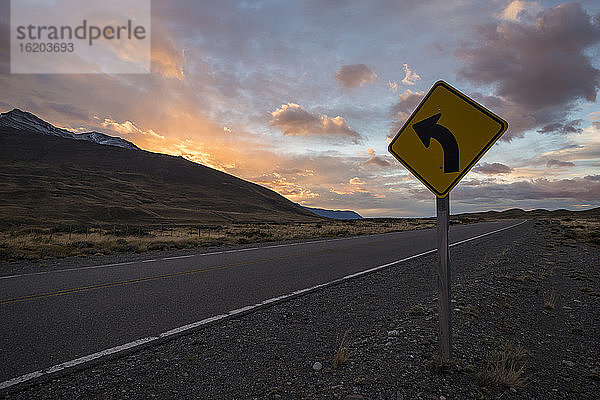 Landstraße von El Chalten zum Nationalpark Los Glaciares in der Morgendämmerung  Provinz Santa Cruz  Argentinien