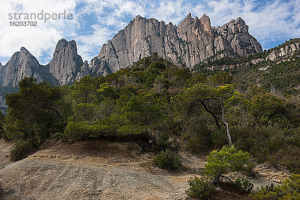 Berge im Hintergrund des Klosters Santa Maria de Montserrat  Katalonien  Spanien