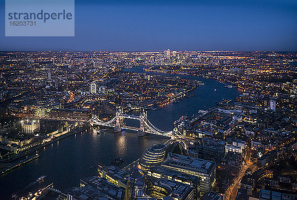 Blick auf die Themse und die Tower Bridge bei Nacht  London  UK