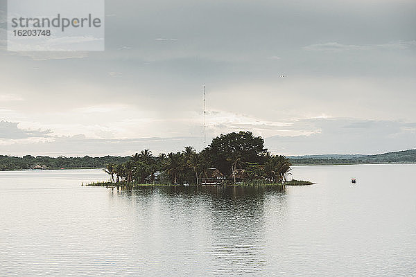 Blick auf die Insel in der Mitte des Sees  Flores  Guatemala  Mittelamerika