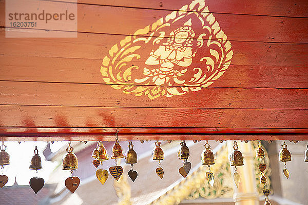 Glocken im Wat Phra That Doi Suthep  Chiang Mai  Thailand