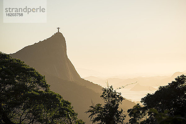 Fernsicht auf Christus den Erlöser bei Sonnenuntergang  Rio De Janeiro  Brasilien