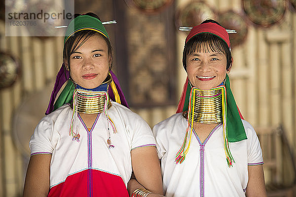 Porträt von zwei Frauen in traditioneller Kleidung  Inle-See  Birma