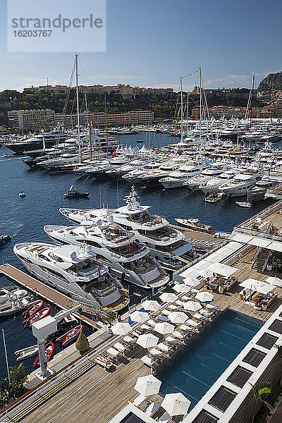 Blick auf den modernen Luxus-Yachtclub  Monte Carlo  Monaco