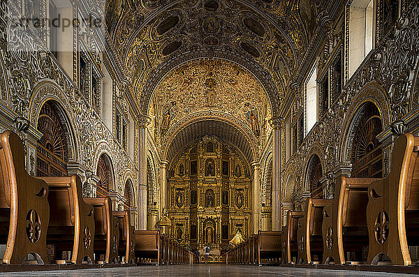 Innenraum der Iglesia de Santo Domingo  Oaxaca  Mexiko