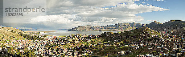 Panoramablick auf die Stadt Puno und den Titicacasee  Peru  Südamerika