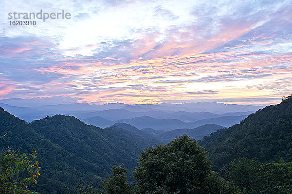 Blick auf die Berge bei Sonnenuntergang  Chiang Mai  Thailand