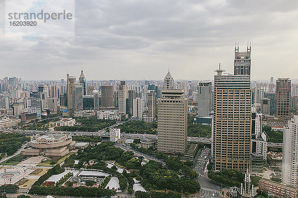 Blick auf den Platz des Volkes und das Shanghai-Museum  Shanghai  Stadtverwaltung Shanghai  China