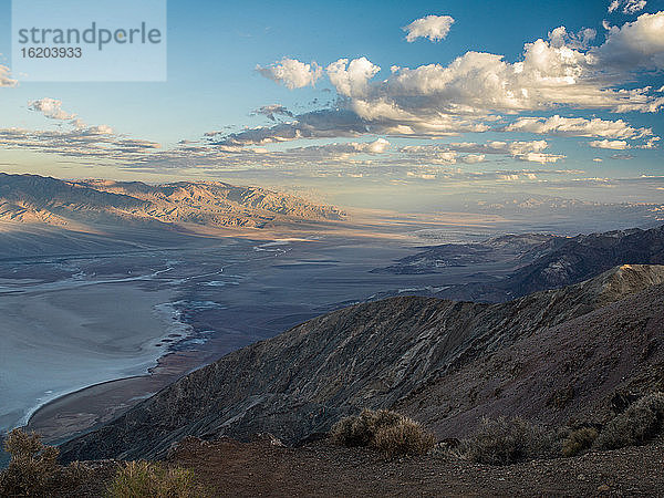 Dantes Blick über das Badwater Basin  Death Valley  Kalifornien  USA