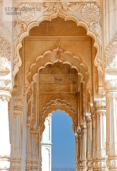 Bogengang im Jaswant Thada in der Nähe des Mehrangarh Forts  Jodhpur  Rajasthan  Indien