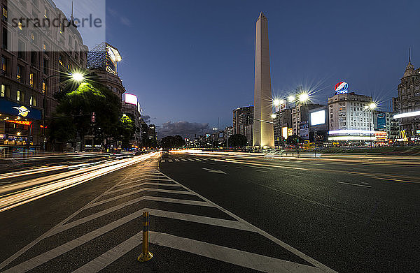 Plaza de la Republica und Obelisk von Buenos Aires bei Nacht  Buenos Aires  Argentinien