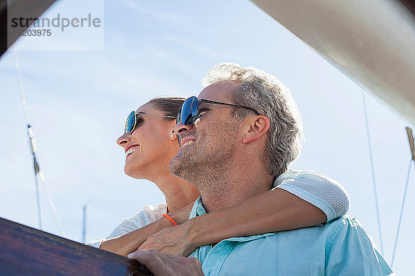 Paar auf Jacht mit Sonnenbrille