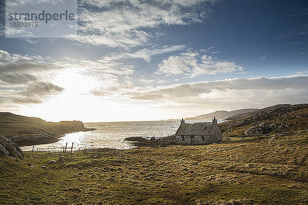 Verlassenes Gehöft auf der Insel Vatersay  Schottland