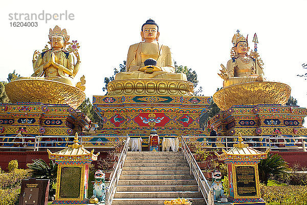 Riesige Statuen von Buddha und Gottheiten  Buddha Park  Kathmandu  Nepal