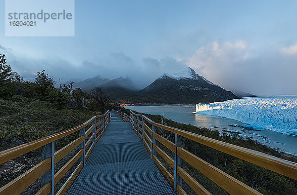 Blick auf den Perito-Moreno-Gletscher in der Morgendämmerung  Nationalpark Los Glaciares  Patagonien  Argentinien