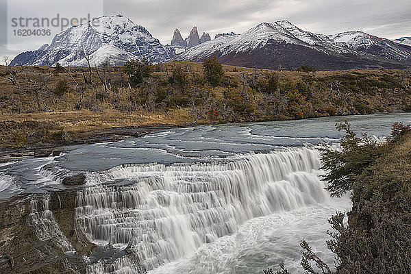 Blick auf die Paine Cascades und die entfernten Berge  Torres Del Paine National Park  Chile