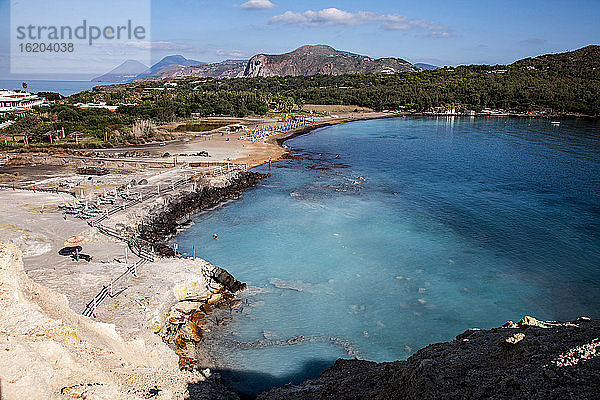 Ländlicher See und felsiger Strand