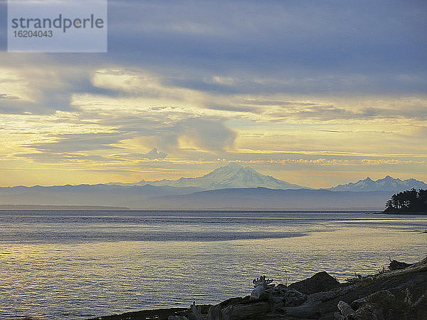 Fernsicht auf den Mount Baker von Patos Island  San Juan Islands  Washington State  USA