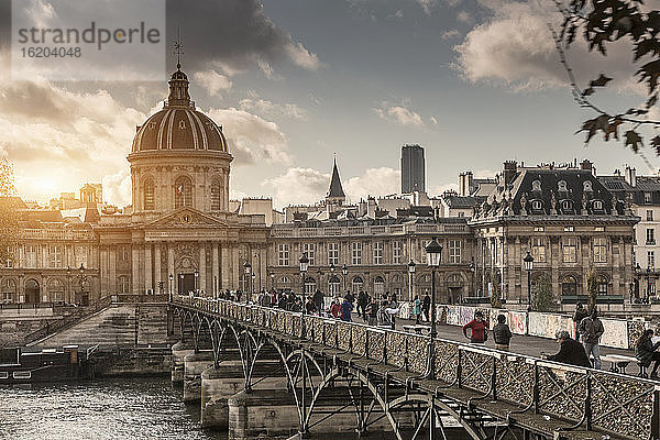 Touristen überqueren eine Fußgängerbrücke über die Seine  Paris  Frankreich