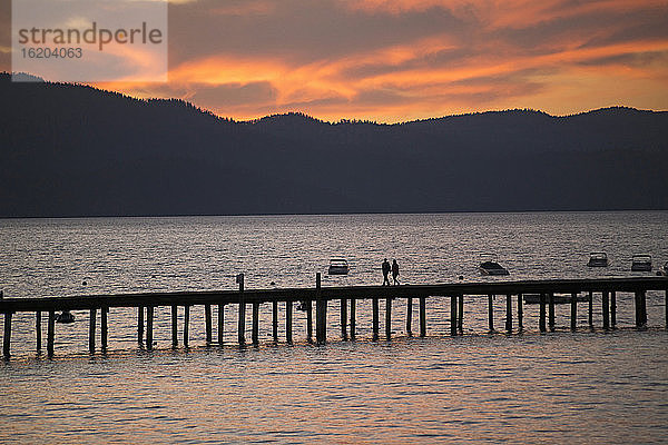 Silhouettierte Ansicht des Piers am South Lake Tahoe bei Sonnenuntergang  Kalifornien  USA