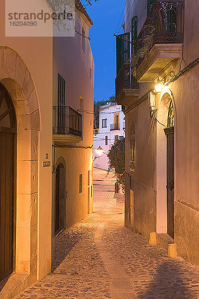 Gepflasterte Dorfgasse in der Abenddämmerung