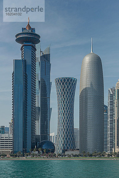 Futuristische Wolkenkratzer in der Innenstadt von Doha  Katar