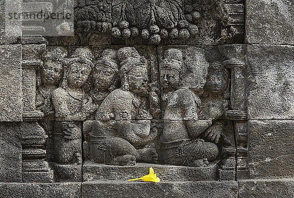 Blumenopfer und Schnitzereien  Der buddhistische Tempel von Borobudur  Java  Indonesien