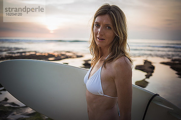 Frau mit Surfbrett  Balangan  Bali  Indonesien
