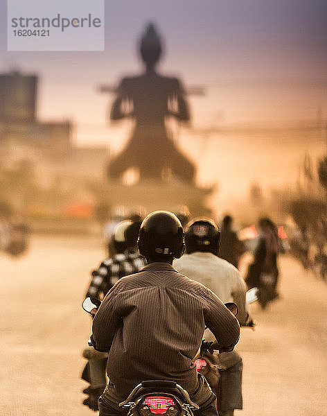 Motorrollerfahrer auf dem Weg in die Stadt  Battambang  Kambodscha