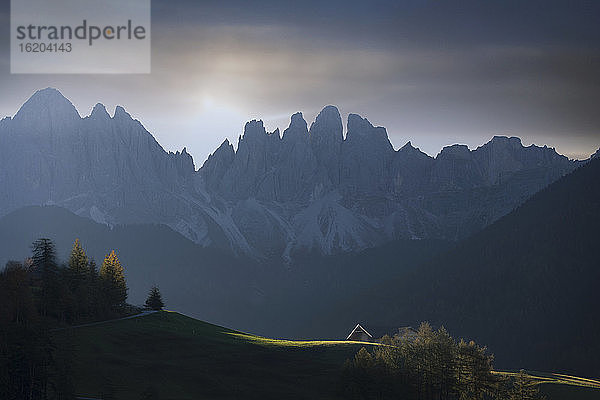 Abgelegenes Haus in einer Berglandschaft  Funes  Dolomiten  Italien