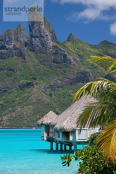 Strandhaus auf Stelzen im Meer  Bora Bora  Französisch-Polynesien