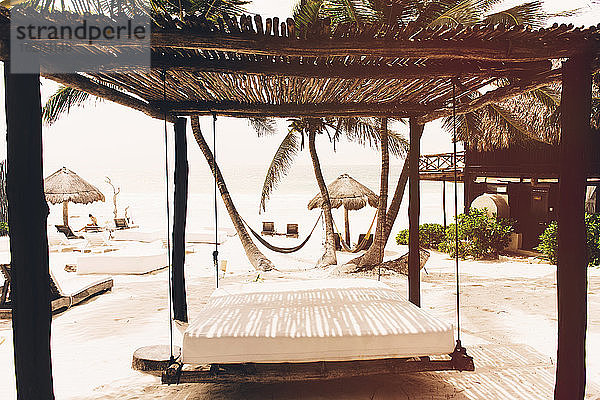 Hängesitz im Schatten am Strand  Tulum  Mexiko