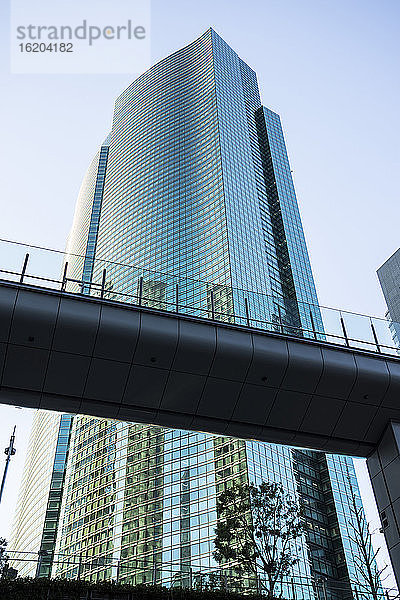 Brücke  Wolkenkratzer im Hintergrund  Tokio  Japan