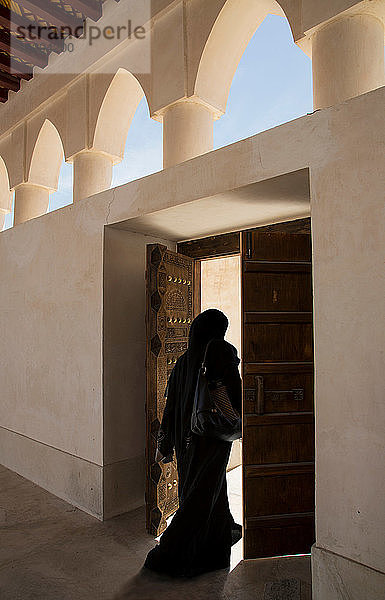 Arabische Frau beim Verlassen einer Moschee  Doha  Katar