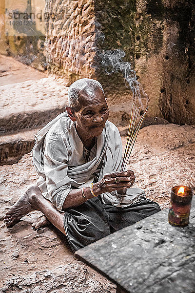 Devotee-Nonne  die Weihrauch anzündet und Gebete im Preah-Khan-Tempel  Angkor  Kambodscha  darbringt