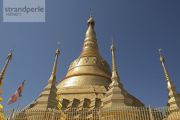 Niedriger Blickwinkel auf die Shwedagon-Pagode  Tachileik  Myanmar