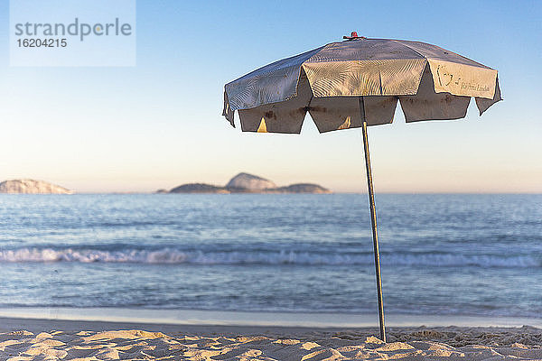 Die Insel Cagarras von Ipanema aus gesehen  Rio de Janeiro  Brasilien